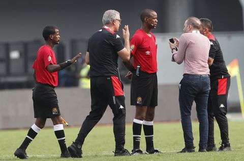 Die scheidsrechter met zonnesteek op de Afrika Cup gaat straks mee naar het WK