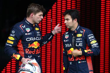 🎥 | Prachtig gevecht Max Verstappen en Sergio Pérez tijdens sprintrace Oostenrijk: 'Hij duwt me van de baan, what the f***'
