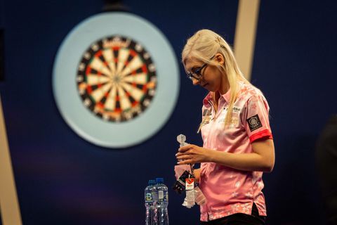 PDC kan niet zonder Fallon Sherrock: een maand voor het WK darts ineens extra plekje voor haar