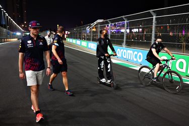 Max Verstappen over verschil tussen hem en Lewis Hamilton: 'Ik vergat mijn sokken in te pakken'