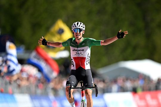 Uitslag etappe 18 Giro d'Italia: Filippo Zana wint klimetappe, Geraint Thomas blijft aan leiding
