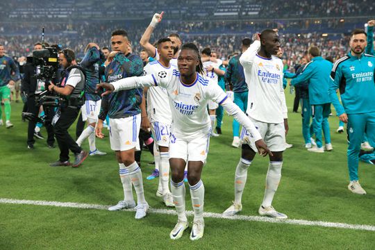 📸 | Real Madrid-middenvelder Eduardo Camavinga op de catwalk naast Dua Lipa en Kim Kardashian