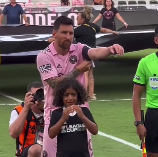 🎥🥹 | Zoontje DJ Khaled barst in tranen uit terwijl hij met Lionel Messi op veld staat