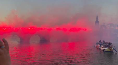 🎥 | Net een schilderij: MVV-fans doen grote pyro-actie op Sint Servaasbrug