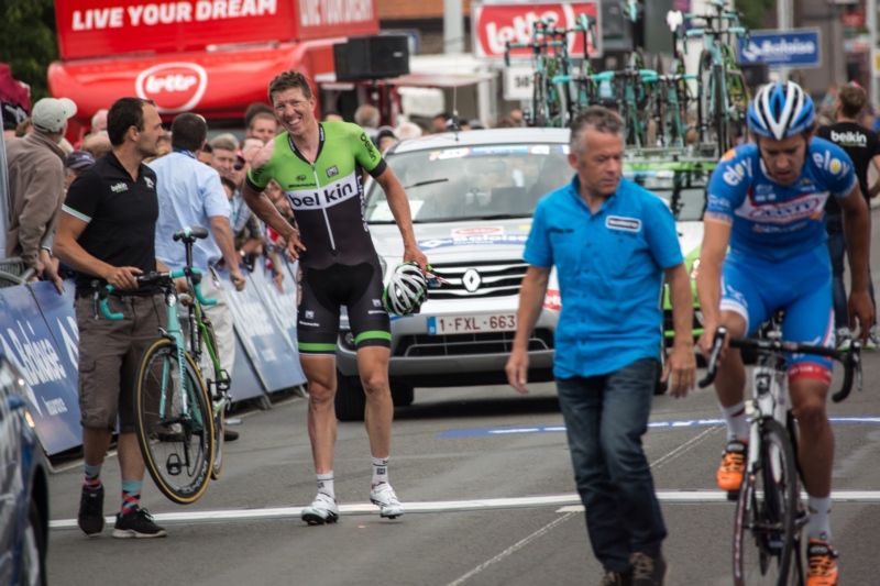 Sep Vanmarcke valt op weg naar de bus van Belkin