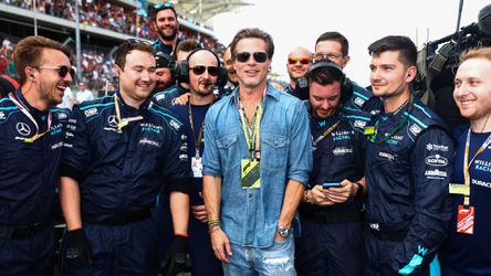 🎥​ | Brad Pitt kan zich al goed inleven in Lewis Hamilton en praat ook niet met Martin Brundle