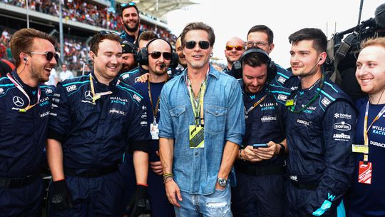 🎥​ | Brad Pitt kan zich al goed inleven in Lewis Hamilton en praat ook niet met Martin Brundle