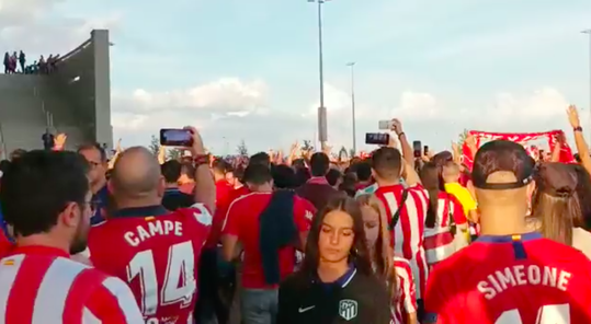 🎥 | Onmenselijk: Honderden Atlético-fans zingen racistisch lied over Real-spits Vinícius