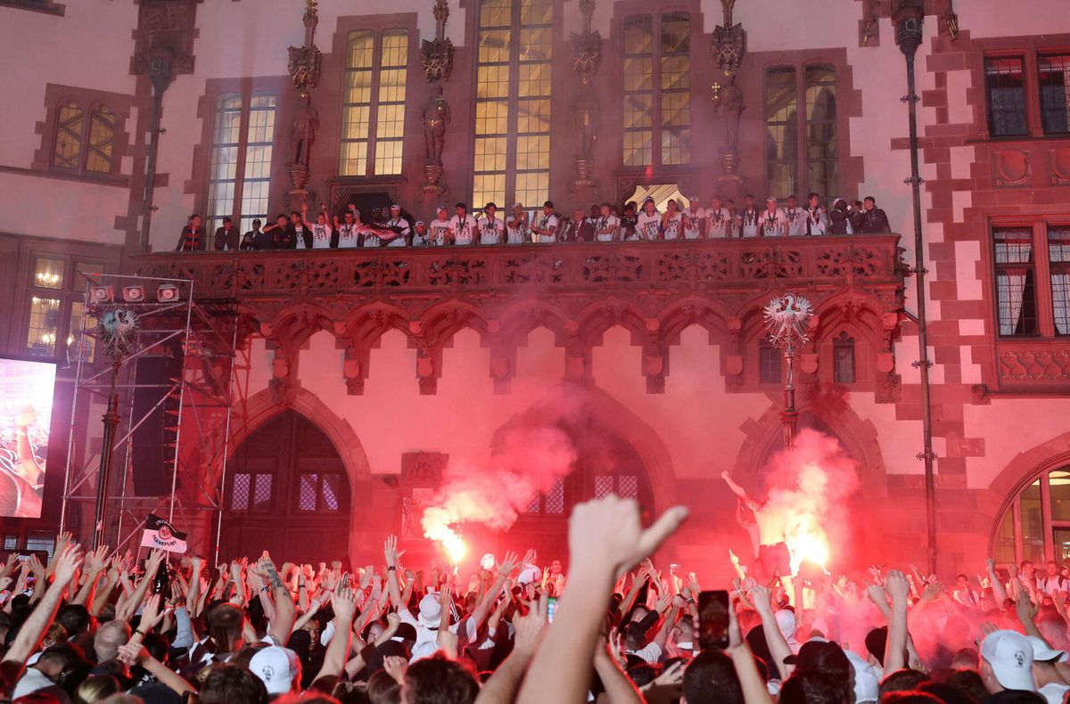 100.000 fans bij huldiging van Eintracht Frankfurt: 'Jullie hebben je onsterfelijk gemaakt'