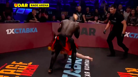 🎥 | Shamil Gasanbekov trapt opponent Ronald Odoch bij Rage Arena met 'koprol-kick'