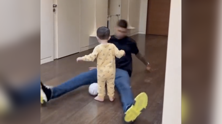 🎥 | Zelfs zijn eigen kind is niet veilig: Spurs-speler Cristian Romero tackelt kleine Valentino
