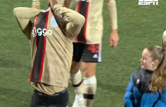 🎥 | Den Bosch-supporter vraagt shirtje Bassey en verstopt hem snel onder haar jas