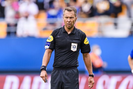 Frankrijk geschokt door plotseling overlijden van arbiter Johan Hamel (42)