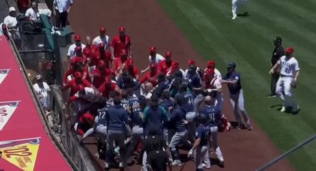 🎥​ | Honkballers LA Angels en Seattle Mariners beuken er massaal op los