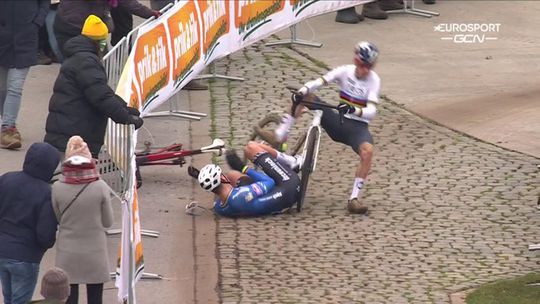 🎥 | Mathieu van der Poel dondert van fiets af bij veldrit in Boom, Tom Pidcock wint