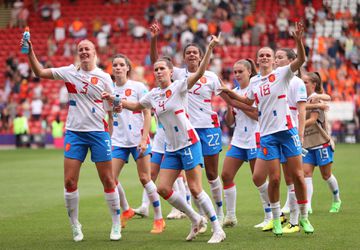 Leeuwinnen worden laat wakker en bereiken kwartfinales EK: Oranje dan tegen topfavoriet Frankrijk