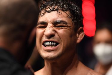 Ongevaccinneerde UFC-vechter Diego Sanchez waarschuwt: 'Corona is geen grap!'