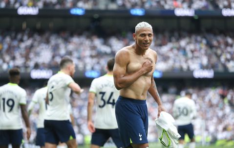 Pijnlijk! Richarlison scoort, trekt shirt uit, VAR keurt goal af en Braziliaan krijgt geel