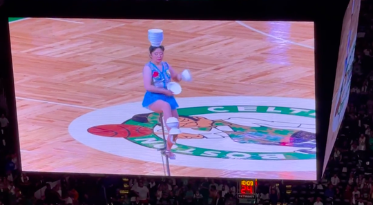 🎥 | Zien! Eenwieler-acrobate Red Panda steelt show tijdens rust NBA-finals