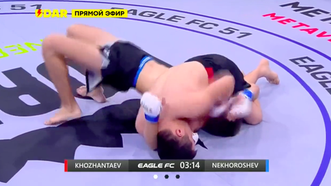 🎥 | Krakende kopslagen: vechter beslist MMA-partij met 'crucifix choke'