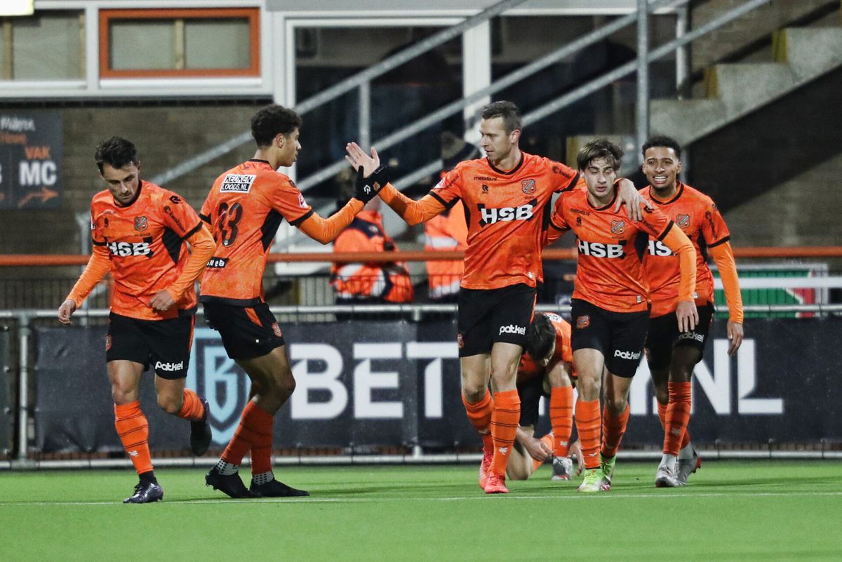 KKD: Koploper Volendam wint, Emmen op koers voor periode en VVV haalt met 5-0 uit bij MVV