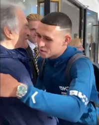 🎥 | Lief: Phil Foden verrast dementerend Engels opaatje na ManCity-wedstrijd