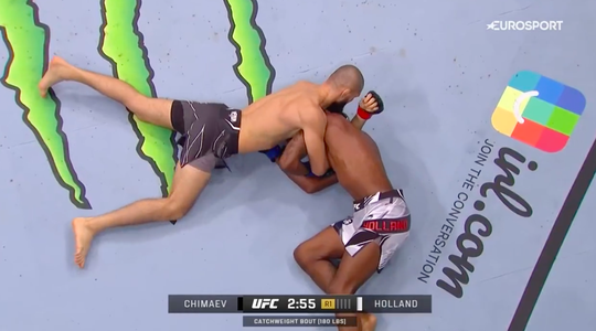 🎥 | UFC 279: Khamzat Chimaev pakt Kevin Holland in met D'Arce choke