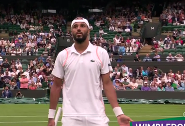 🎥 🚾| Franse tennisser heeft letterlijk schijt aan de wedstrijd en krijgt strafpunt op Wimbledon