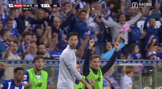 🎥 | Krankzinnig slot bij Porto: 20 minuten extra, gemiste pingel, scheids met mobieltje en late gelijkmaker