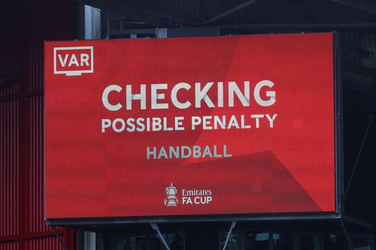 🎥 | Egyptische scheids moet fluit voorlopig inleveren vanwege gebruik telefoon als VAR