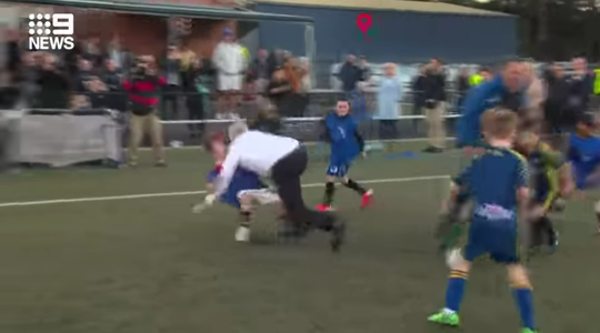 🎥 | HAHA! Onhandige Australische premier struikelt en neemt jonge voetballer mee in z'n val