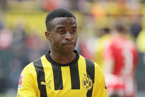 Youssoufa Moukoko houdt poen in eigen zak: 'Moeder met dikke schulden uit villa gezet'