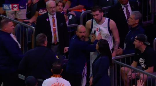 🎥 | NBA-ster Luka Doncic tegengehouden als hij Phoenix Suns-fan te lijf wil gaan