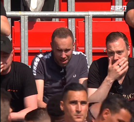 🎥 | Prachtige beelden: PSV-spelers brengen fans in tranen met bezoek aan zieke supporter