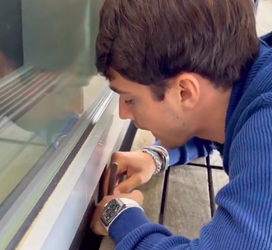 😂 | Liggende Leclerc vist met pincet zoekgeraakte AirPods op: 'Hehe, eindelijk!'