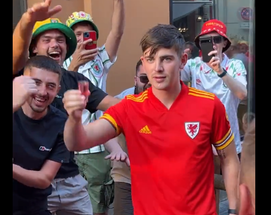 🎥😵‍💫​ | Proost! Wales-fan tikt binnen 30 seconden 7 shotjes achterover
