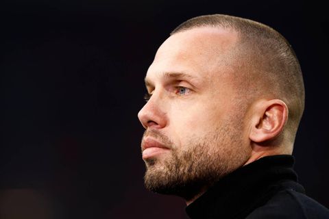 Calvin Bassey vervangt geschorste Edson Álvarez bij Ajax tegen PSV