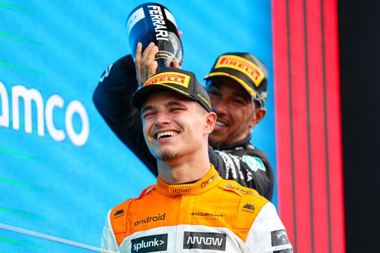 😂🎥 | Lando, Max en Lewis vergeten prijs tijdens hun podiumfeestje
