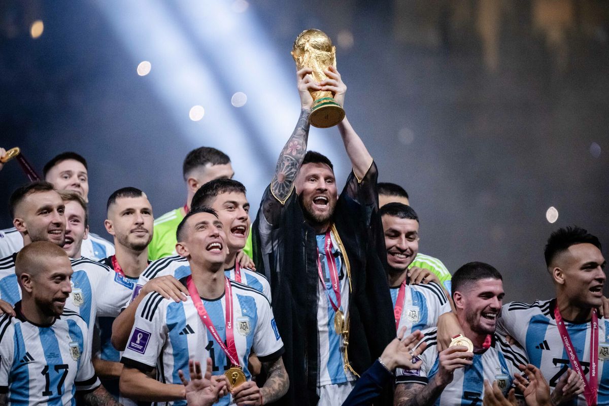 FIFA overtrad eigen regel met Arabisch gewaad voor Lionel Messi op WK-podium