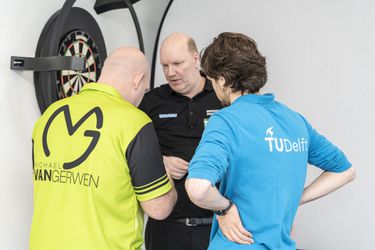 🚀 🎥 | Dartstoppers testen 'onverslaanbare' pijl van TU Delft: 'Het is net een raket'