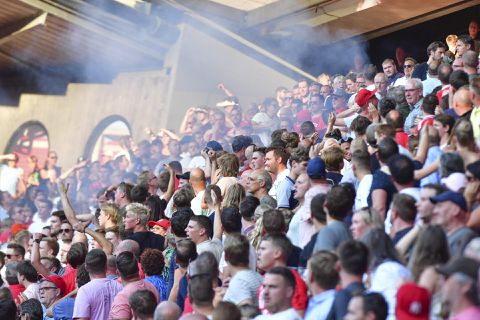 Furieuze Fiorentina-fans zien hun ploeg aarzelen en gooien vuurwerkbom