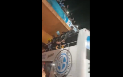 🎥​ | Whoa! Feestende Belgrano-voetballers bijna onthoofd toen bus onder viaduct reed