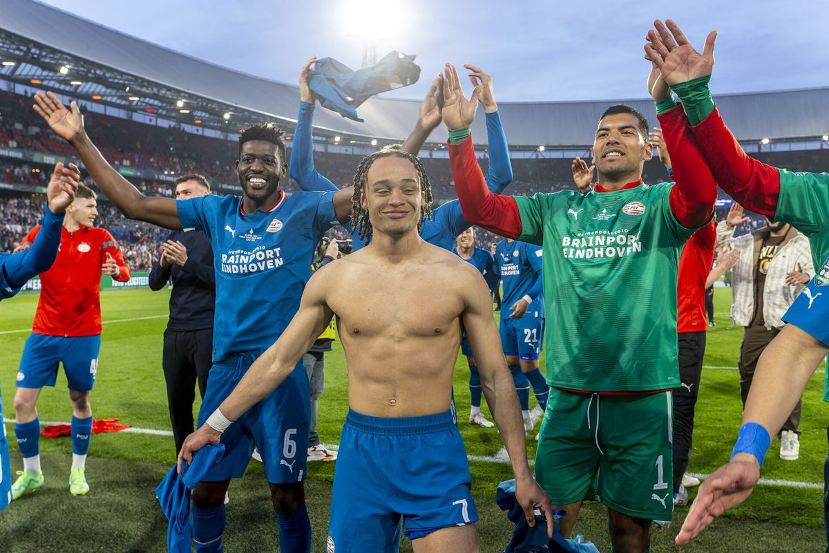 Feyenoord dolt Xavi Simons via Twitter na behalen kampioenschap: 'Nummer 1'