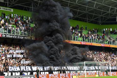 Weer gaat het mis bij FC Groningen: wedstrijd tegen Ajax gestaakt door rookbommen en supporter op het veld