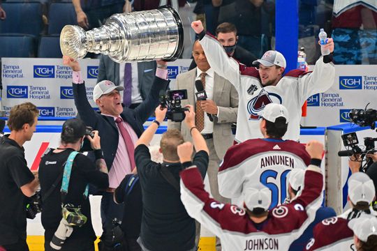 IJshockeyers Colorado Avalanche verslaan regerend kampioen Tampa Bay Lightning en veroveren Stanley Cup