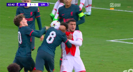 🎥 | Jeugdspelers van Ajax en Liverpool knokken erop los na Amsterdams doelpunt
