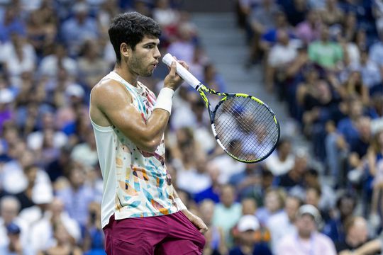 Carlos Alcaraz swingt door en zet ook Zverev eenvoudig aan de kant bij US Open