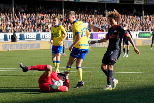 🎥 | Cambuur-speler Marco Tol kotste voor wedstrijd én in rust, maar won van PSV: 'En dat is karakter'