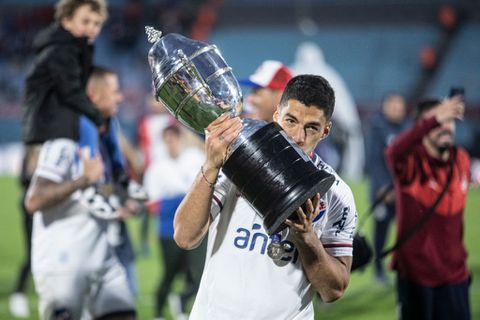Luis Suárez helpt jeugdliefde Nacional aan kampioenschap met 2 goals tegen Liverpool