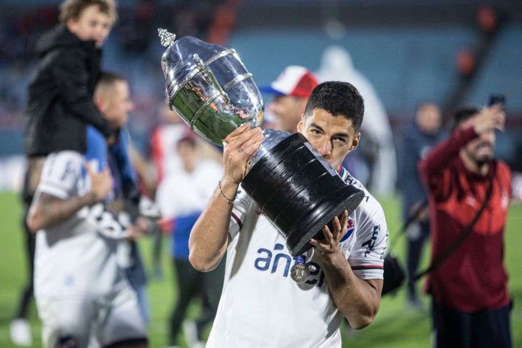 Luis Suárez helpt jeugdliefde Nacional aan kampioenschap met 2 goals tegen Liverpool